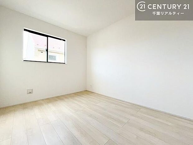 掃き出し窓がないお部屋は、お子様のお部屋としても安心です!収納スペースも充実しているので散らかったお部屋をサッと片付けられます!