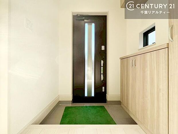 シューズボックス付きなので、玄関が片付きお掃除がしやすいです!スッキリした玄関で戸を開けた瞬間、清潔感のある心地いい空間が出迎えてくれます。