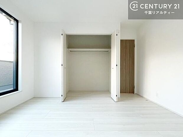 収納力のある洋室です。お部屋もすっきり広々と使えて気持ちが良いです!キレイな明るいお部屋で過ごすのは、更にのんびりゆっくりできますね!