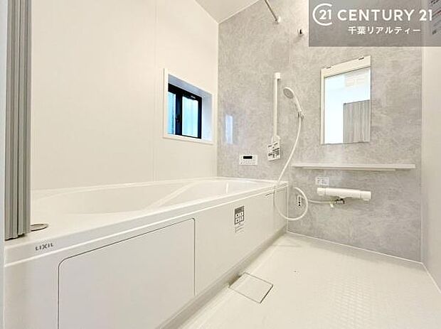 浴室に窓が付いているので、換気ができますね!自然乾燥でカビや水垢対策で光熱費削減!お手入れ楽々!足が伸ばせる浴槽は1日の疲れが取れる癒しの空間!