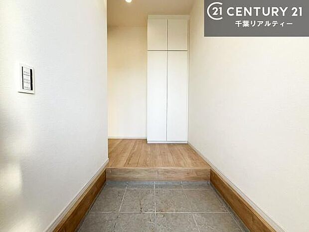 疲れて帰ってきても、ただいま!を言いたくなる、優しく迎え入れてくれる空間になっています。明るく温もり溢れる玄関です!