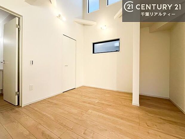 上部吹抜けで開放感たっぷり!大切な家族が集まるからこそLDKにはこだわりたい。子供たちが元気に笑いながら走り回っている姿を見た時が「広い家にして良かった」と思う瞬間です。