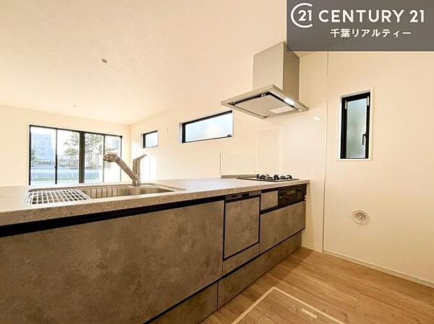 大人気の対面式システムキッチンを採用しています!ご家族のコミュニケーションが自然と増える設計です。お子様にも目が届くので嬉しいですね。収納力もあります!