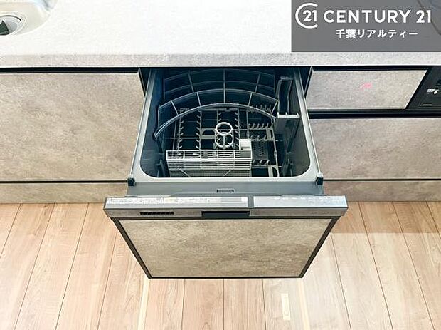 食洗機付きのキッチンです!忙しい時や手荒れ防止として大変活躍する便利な仕様です!ビルトインなのでキッチンの場所を取らず調理スペースを広く使うことが出来ます!