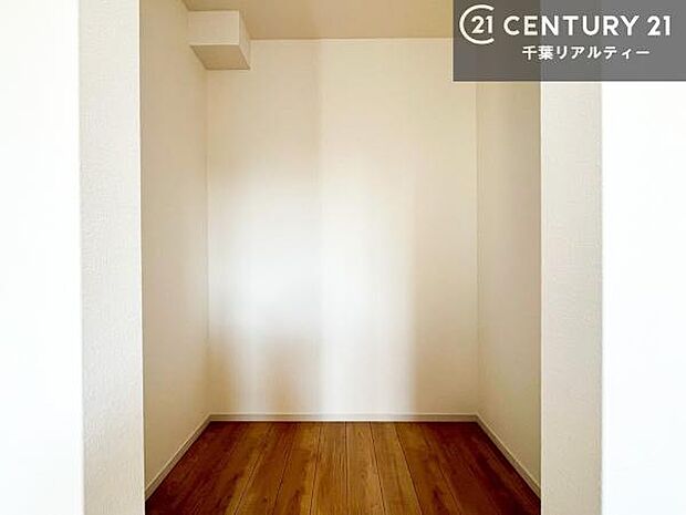 ウォークインクローゼット付きです。たくさんのお洋服などを収納しておけそうですね!他にも扇風機や加湿器など季節物の大きな家電も収納できます。