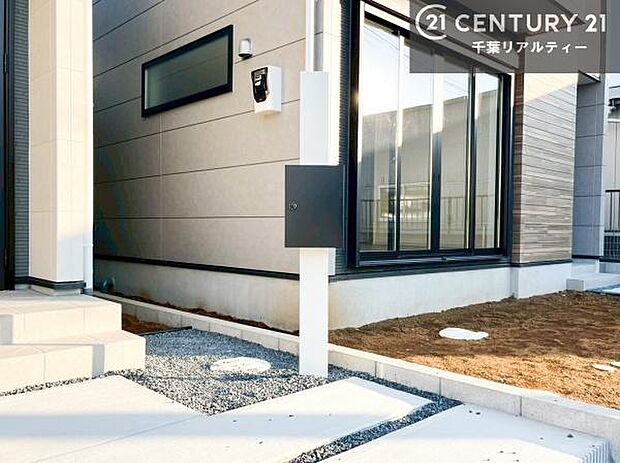 郵便ポスト付きで不在時でも荷物が受け取れてとっても便利!家にいなきゃいけないストレス回避!再配達の手間が省けます!