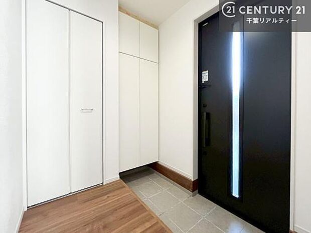 シューズボックス付きなので、玄関が片付きお掃除がしやすいです!スッキリした玄関で戸を開けた瞬間、清潔感のある心地いい空間が出迎えてくれます。