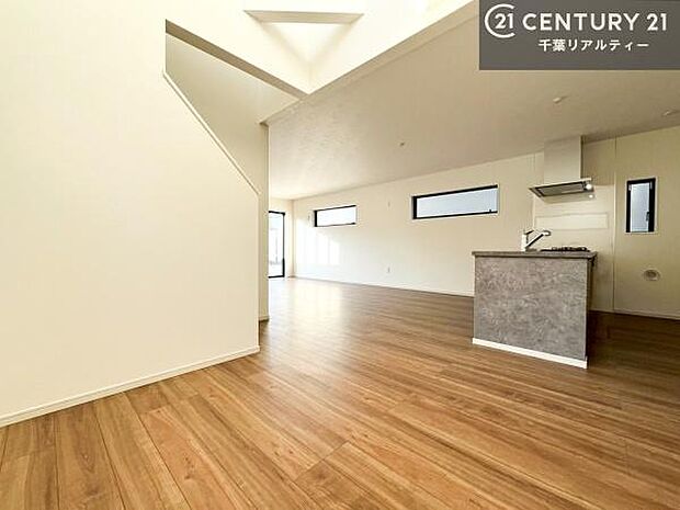 開放感のある広々LDK!ソファーやダイニングテーブルを置いても窮屈にならないので快適に過ごせます!コミュニケーションが取りやすいリビングです!