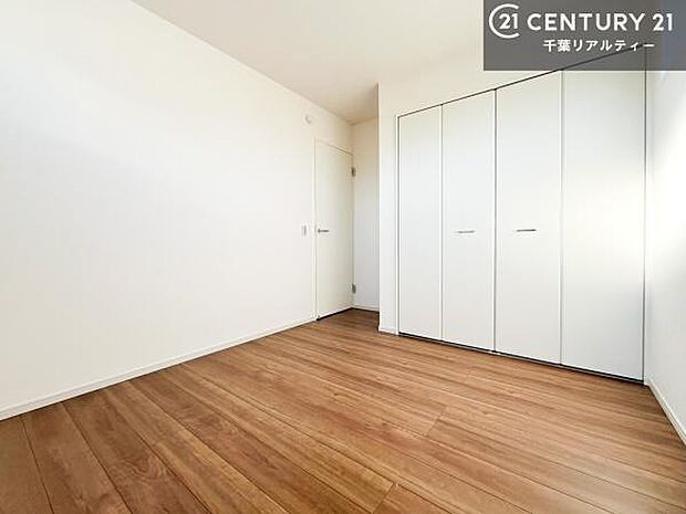 洋室は子供部屋や寝室、色々と用途多彩に利用できますね。収納力もたっぷりなので、広々気持ちよく過ごすことができます!