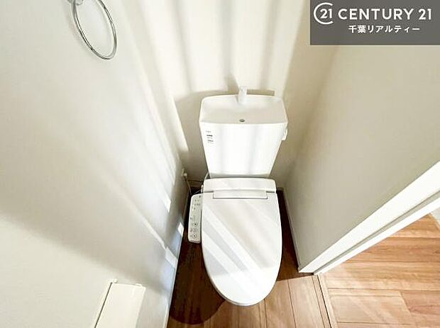 温水洗浄便座につき、冬場は便座が暖かくできるので冷たい便座に座らずに済む嬉しい仕様です!シンプルなカラーを基調としているので、お手入れがしやすいです。