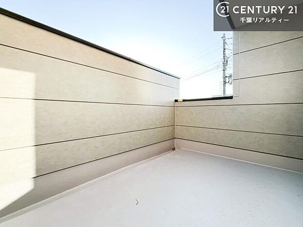 広々としたバルコニーで一日の始まりをスタート!お洗濯ものをたっぷり気持ちよく干せます!これだけの広さがあるとガーデニングなども楽しめますね!