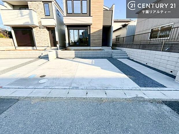 駐車スペースは2台分あります!セカンドカーはもちろん、バイクや自転車なども置き場所に困りません。