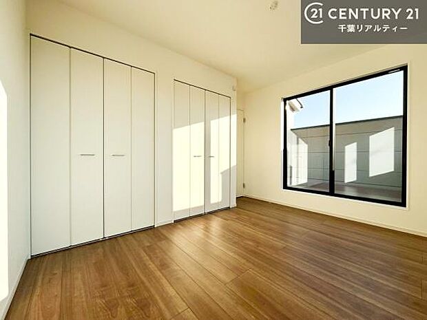 バルコニーに面している洋室です。明るく温もりがあり、換気もしっかりできます!朝起きて、外に出て背伸びをしつつ深呼吸をし良い朝を迎え入れることができます。