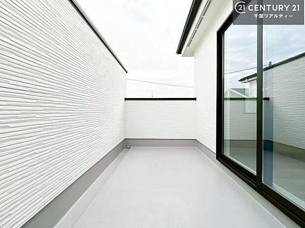 陽当たり良好なバルコニーです!晴れた日には青い空を見渡せる開放的な時間を楽しめます。(同仕様)