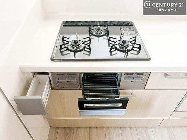 コンロは三口あるのでお料理の同時進行ができます。もちろんグリル付きです。調理スペースも広々している為作業がしやすい!使い勝手が良いシステムキッチンです!(同仕様)