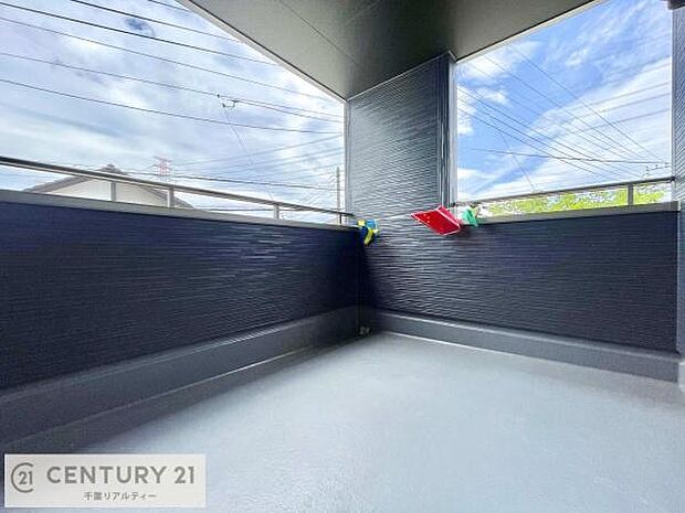 【同仕様】インナーバルコニー!屋根が付いているので、急に雨が降っても濡れにくく安心!強い日差しもカットしてくれるので、お天気の良い日は、お外へ出て深呼吸するのもよさそうです!