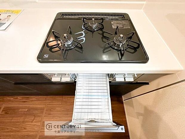 コンロは三口あるのでお料理の同時進行ができます。もちろんグリル付きです。調理スペースも広々している為作業がしやすい!使い勝手が良いシステムキッチンです!(同仕様)