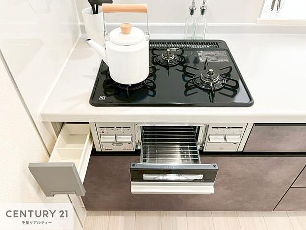 コンロは三口あるのでお料理の同時進行ができます。もちろんグリル付きです。調理スペースも広々している為作業がしやすい!使い勝手が良いシステムキッチンです!(同仕様)