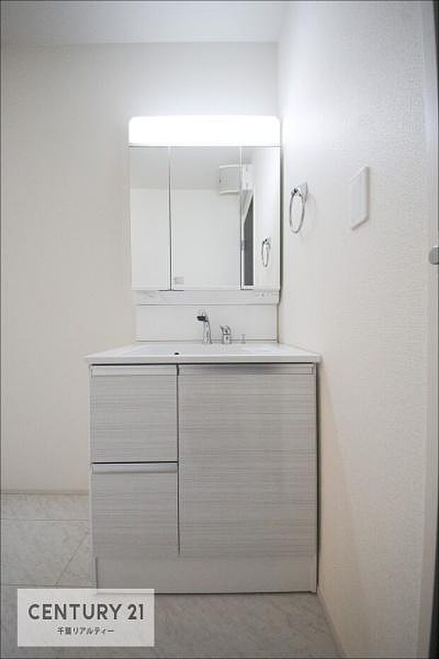 三面鏡仕様の洗面所は、身だしなみがしやすい造り!裏は収納になっています。ドライヤーやお化粧道具を片付けられるので洗面台周りをスッキリと見せることが出来ます!(同仕様)