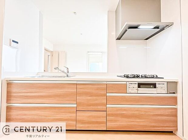 大人気の対面式システムキッチンを採用しています!ご家族のコミュニケーションが自然と増える設計です。お子様にも目が届くので嬉しいですね。収納力もあります!(同仕様写真)