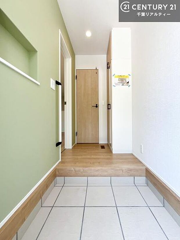 落ち着いた雰囲気の玄関です。オシャレな玄関で家族やお客様を送迎できるのはいいですね!