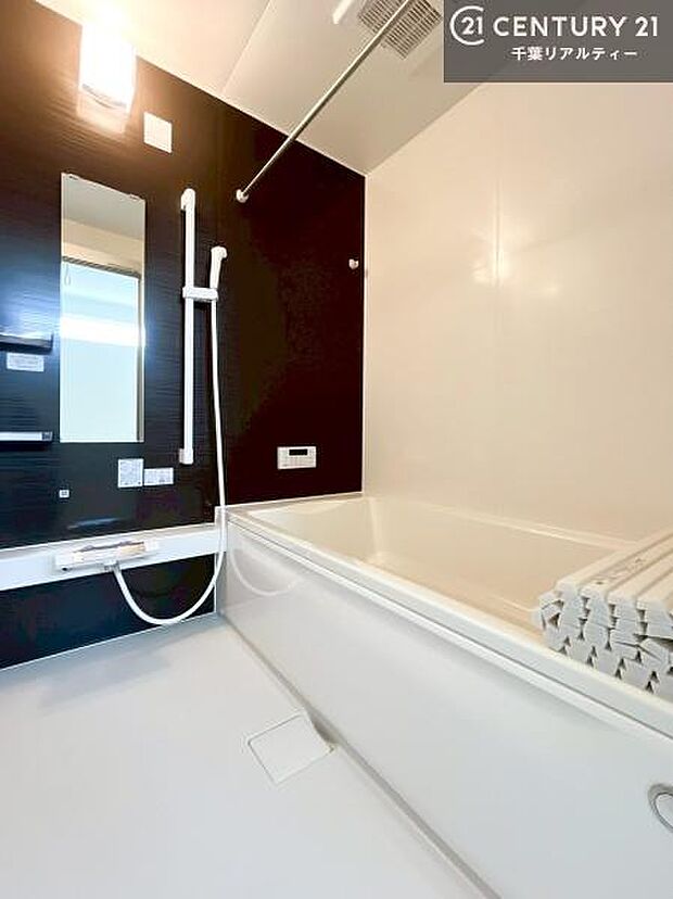 広々バスで一日の疲れをリフレッシュ。足が伸ばせるので、浴槽にもゆったりと浸かれますね!毎日のバスタイムが楽しみになります。