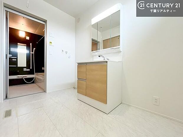 身なりを整える洗面所は、清潔感が大事です!水周りの清潔感のある雰囲気を演出!気持ちよくお使いいただけます。