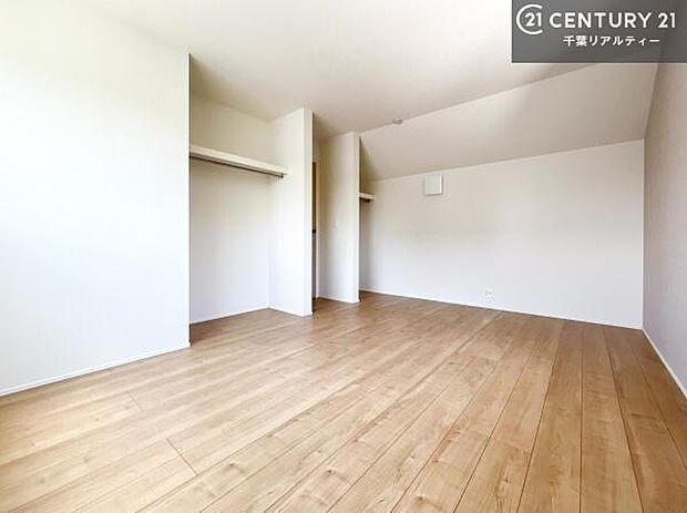 明るい室内は、風通しも良く、明るく大変居心地の良い空間となっております。リラックスして過ごせる心地の良いお部屋です!朝の目覚めがスッキリしますね!