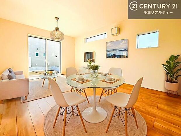 家具はCGパースです。心地良いリビングは家族が自然と集まります。家族団欒の時間が増えそうです。ご家族と、より一層充実した時間を過ごせそうですね。明るく開放的な空間です。