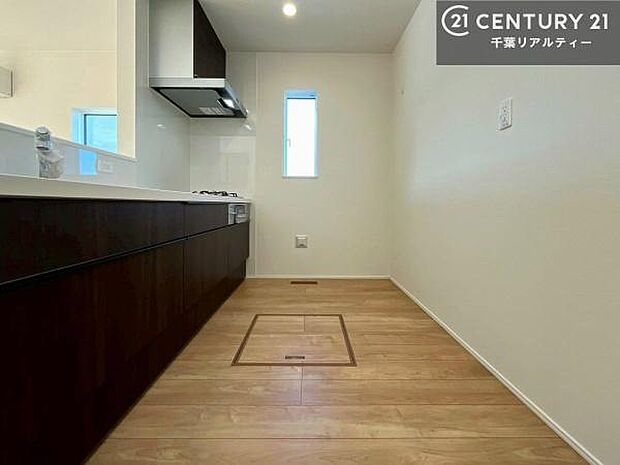 ゆとりある調理スペースで作業がしやすい快適なキッチンです!お子様と一緒にお菓子造りも楽しめる広々スペースです。楽しい調理時間になりそうですね!