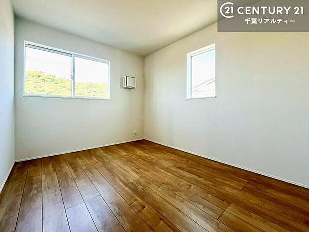 2面採光を確保した明るい室内は、風通しも良く、明るく大変居心地の良い空間となっております。リラックスして過ごせる心地の良いお部屋です!朝の目覚めがスッキリしますね!