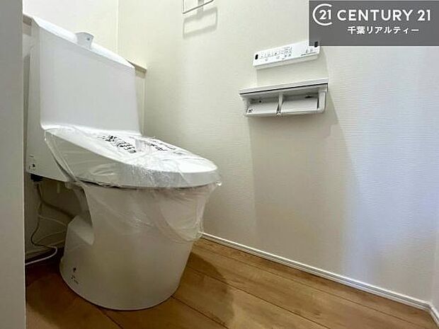 温水洗浄便座につき、冬場は便座が暖かくできるので冷たい便座に座らずに済む嬉しい仕様です!シンプルなカラーを基調としているので、お手入れがしやすいです。