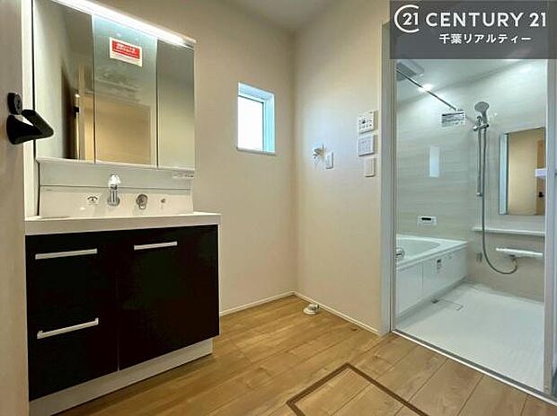 小窓付きの明るい洗面室です!湿気もすぐに入れ替えができて清潔に保つことができます!自然光が差し込むのでお化粧の仕上がりも良くなりますね!