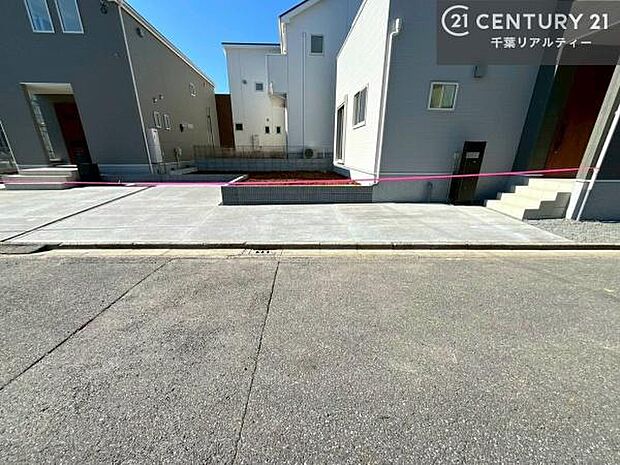 駐車スペースは2台分あります!セカンドカーはもちろん、バイクや自転車なども置き場所に困りません。