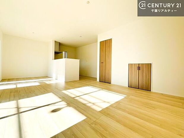 大きな窓からたっぷりの陽ざしが入る明るいリビング。開放感のあるリビングで家族団らんのくつろぎの時間を過ごせます。