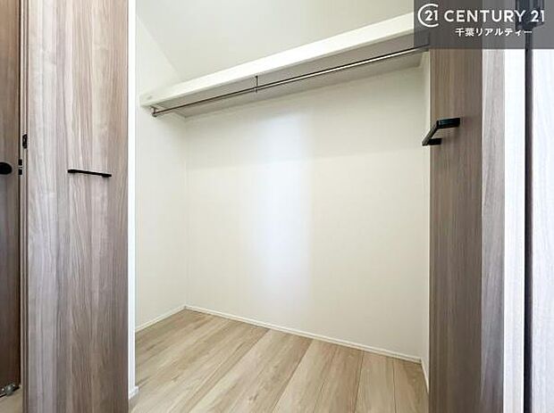 たっぷりの収納スペースで、暮らしがすっきり整う住まい。家族の荷物もきれいに片付き、毎日を快適に過ごせます。