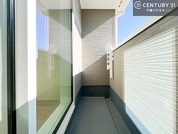 陽当たり良好なバルコニーです!晴れた日には青い空を見渡せる開放的な時間を楽しめます。たくさんのお洗濯物もいっぺんに干すことができます!