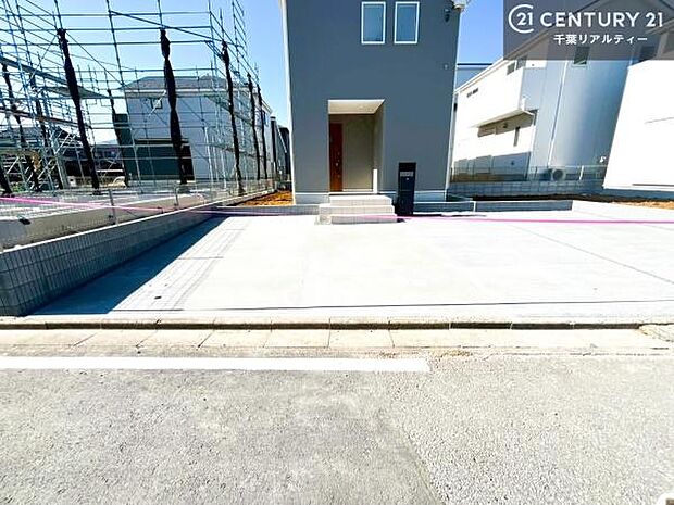 駐車スペースは2台分あります!セカンドカーはもちろん、バイクや自転車なども置き場所に困りません。