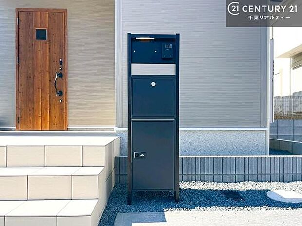 郵便ポスト付きで不在時でも荷物が受け取れてとっても便利!家にいなきゃいけないストレス回避!再配達の手間が省けます!