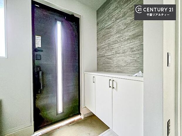 シューズボックス付きなので、玄関が片付きお掃除がしやすいです!スッキリした玄関で戸を開けた瞬間、清潔感のある心地いい空間が出迎えてくれます。