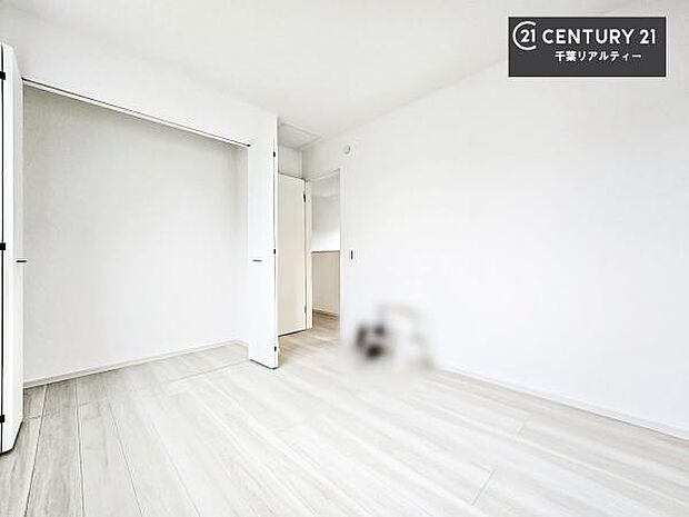 各居室収納付き!急なお客様が来客しても散らかったお部屋をサッと片付けられます!お部屋のスペースが生まれゆとりあるお部屋を演出することが出来ます!