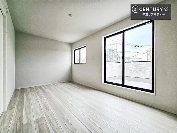 シンプルにデザインされているため、家具を選びません!お気に入りの家具を置いてくつろげる空間を作ることができます。