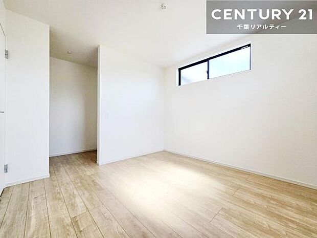 掃き出し窓がないお部屋は、お子様のお部屋としても安心です!収納スペースも充実しているので散らかったお部屋をサッと片付けられます!