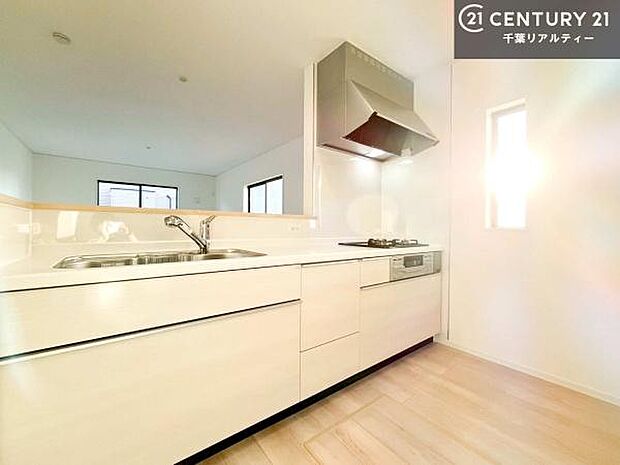 大人気の対面式システムキッチンを採用しています!ご家族のコミュニケーションが自然と増える設計です。お子様にも目が届くので嬉しいですね。広々使えて快適に作業が進みます。