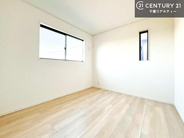 掃き出し窓がないお部屋は、お子様のお部屋としても安心です!収納スペースも充実しているので散らかったお部屋をサッと片付けられます!