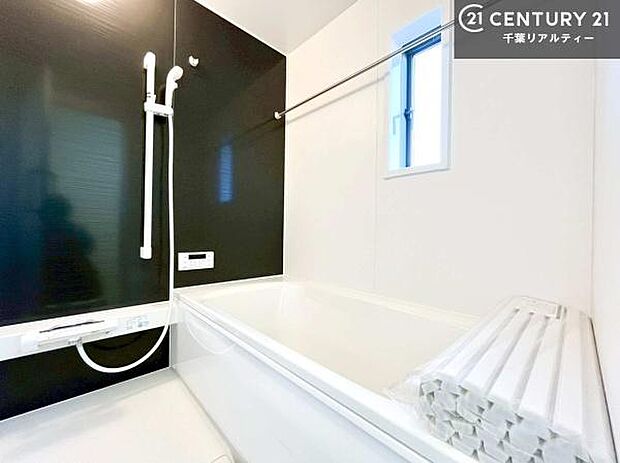 広々バスで一日の疲れをリフレッシュ。足が伸ばせるので、浴槽にもゆったりと浸かれますね!毎日のバスタイムが楽しみになります。