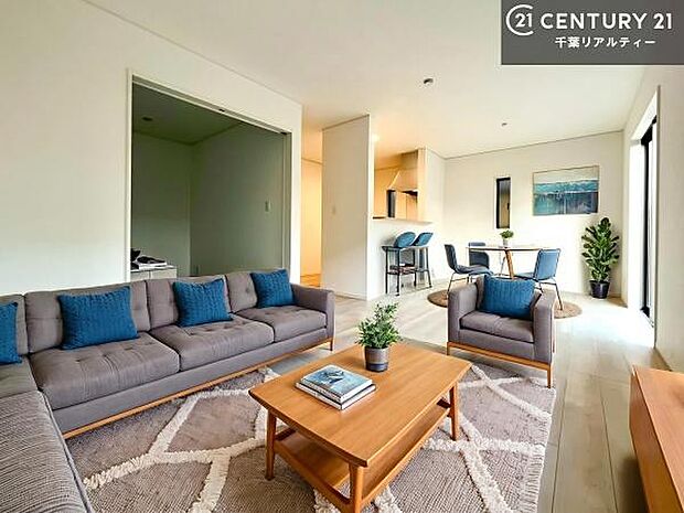 家具はCGパースです!心地良いリビングは家族が自然と集まります。家族団欒の時間が増えそうです。ご家族と、より一層充実した時間を過ごせそうですね。上部吹抜で明るく開放的な空間です。