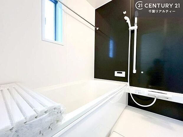 広々バスで一日の疲れをリフレッシュ。足が伸ばせるので、浴槽にもゆったりと浸かれますね!毎日のバスタイムが楽しみになります。