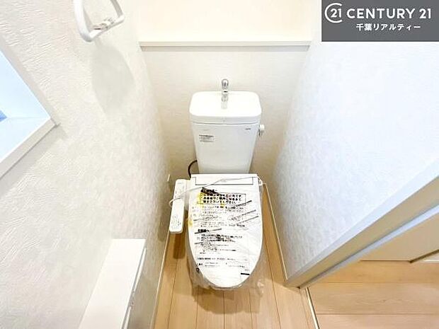 1・2階にトイレがございます!朝の忙しい時間帯も待たずにすみそうですね。白を基調とした清潔感のあるトイレでお手入れがしやすいです!