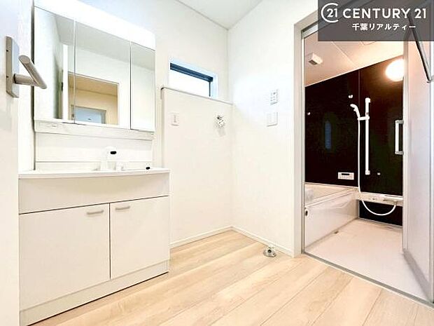 小窓のついた洗面所は、光と風が入りやすく、いつでも快適にお使いいただけます。三面鏡で使い勝手が良く、鏡裏収納も備えておりますので、日用品やスキンケア用品もすっきり整理できます。